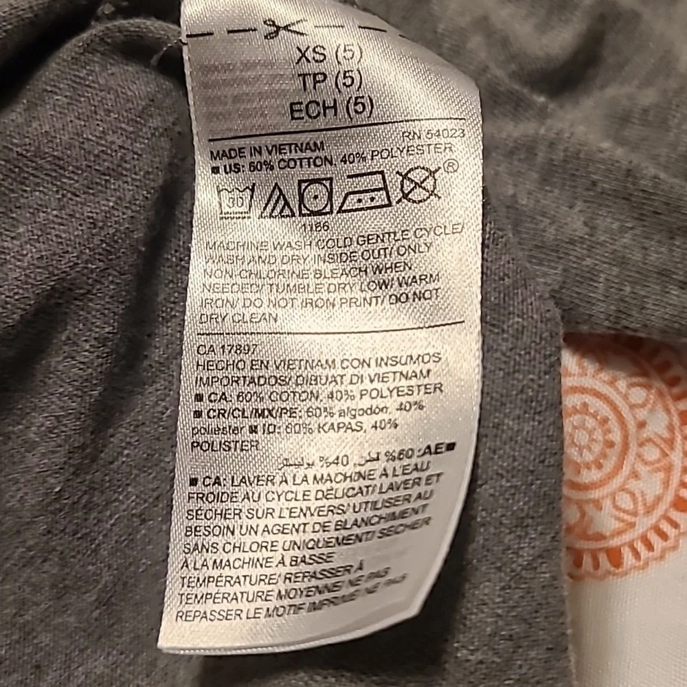 Old Navy Boys Gray Size 5 Versitile long sleeve t-shirt EUC